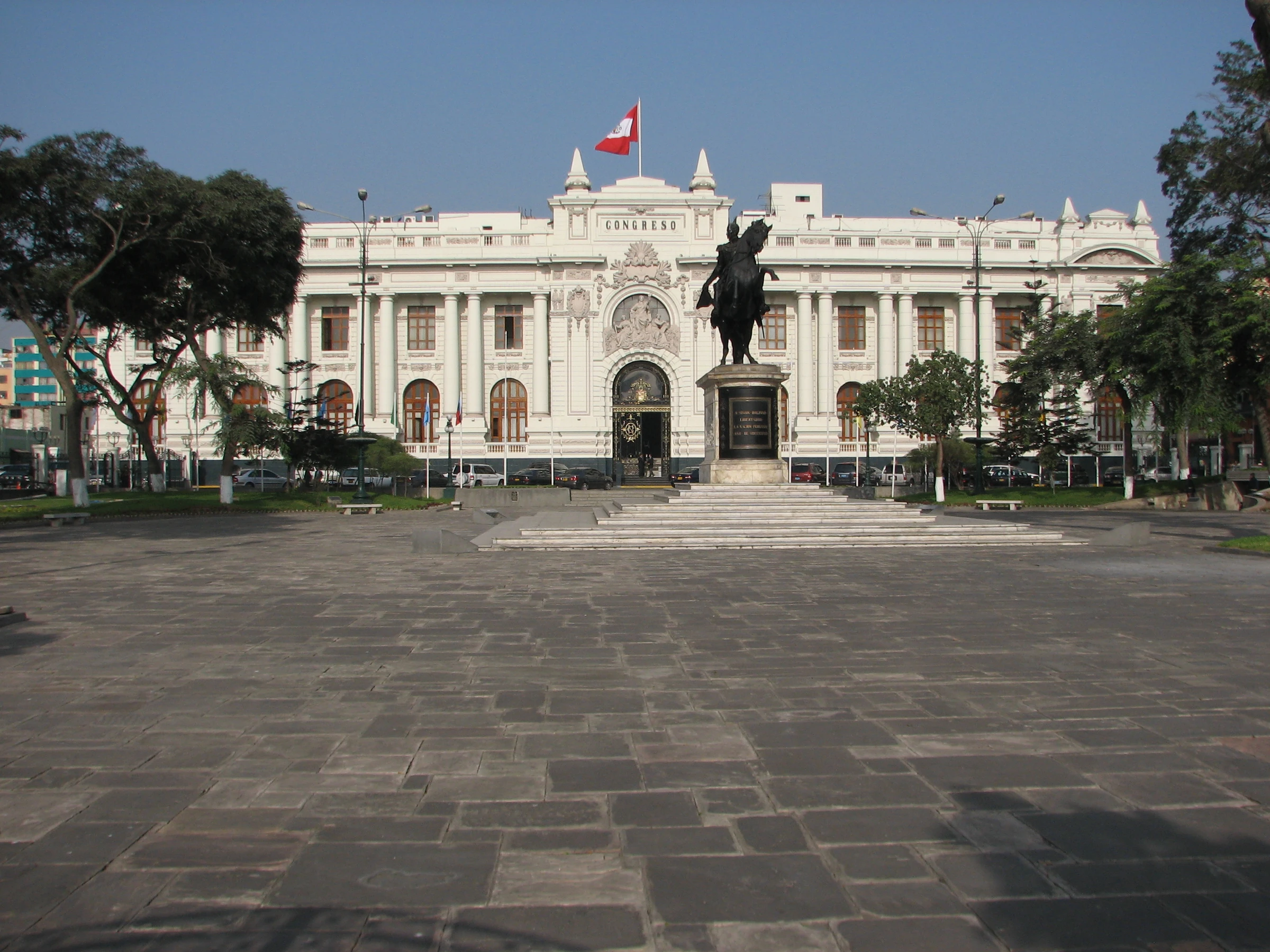 Palacio Legislativo del Perú visto desde la plaza Bolívar de Lima